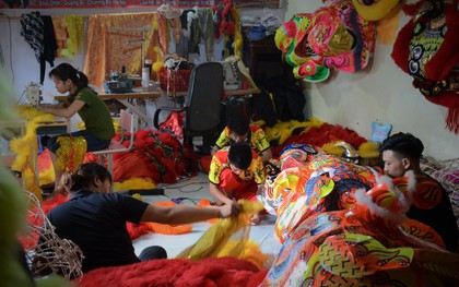Đôi vợ chồng võ sư ở Hà Nội trắng đêm sản xuất đầu lân đón tết Trung thu