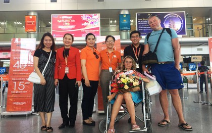 Bất ngờ bị đau tim trên chuyến bay từ Bangkok về Sài Gòn, nam du khách Mỹ được đội tiếp viên hàng không cùng hành khách nhiệt tình giúp đỡ