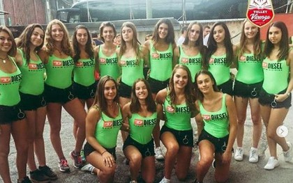 Dàn chân dài 16 tuổi mặc quần ngắn cũn cỡn làm "ball girl" khiến dư luận Italy nổ ra tranh cãi