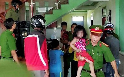 Phút cân não giải cứu 3 đứa trẻ bị bố ép "chết chung"
