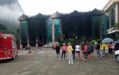 Sân golf cháy lớn, nữ nhân viên nhảy từ tầng 3 xuống đất