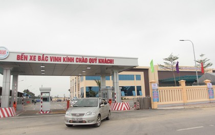 Người dân hoảng hốt khi hàng chục đối tượng “bảo kê” xô xát với chủ xe khách