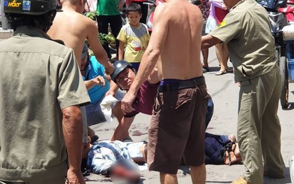 Người đàn ông mặc đồ bảo vệ, giật dao từ người dân rồi tự rạch tay giữa chợ ở Sài Gòn