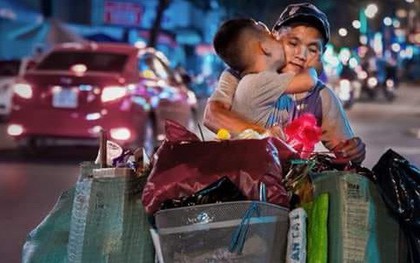 Cái hôn ấm áp của cậu bé dành cho mẹ trên chiếc xe đạp cũ chất đầy ve chai trong đêm Trung thu khiến nhiều người rưng rưng