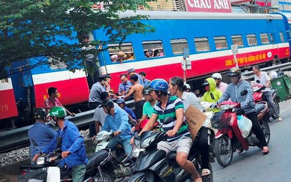 Tàu hỏa va chạm xe máy khiến nhiều phố Hà Nội tắc kéo dài