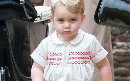 Hoàng tử George – cậu bé mặc đẹp "từ trong trứng nước" và có tầm ảnh hưởng về thời trang không hề thua kém mẹ Kate Middleton