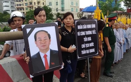 Hàng ngàn người dân Ninh Bình chờ đợi linh cữu Chủ tịch nước Trần Đại Quang
