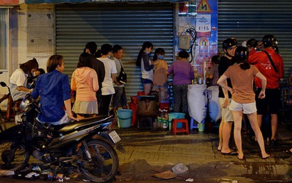 Trà đào "chờ" 30 năm ở vỉa hè Sài Gòn: Đông khách tới 2 giờ sáng, xếp hàng cả tiếng đồng hồ mới mua được