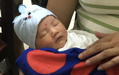 Người nhặt bé sơ sinh bỏ rơi trong chiếc giỏ ở Hà Nội: "Tôi vừa sợ, vừa khóc vì hạnh phúc thấy bé còn sống"