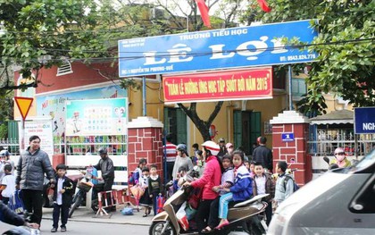 Cô giáo dạy thể dục bắt cả lớp tiểu học ngậm bút vì mất trật tự