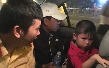 Công an giúp bé 5 tuổi bị lạc tìm thấy mẹ trong đêm bắn pháo hoa mừng lễ Quốc Khánh