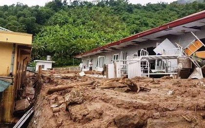 Kinh hoàng bùn đất ngập tận nóc lớp học