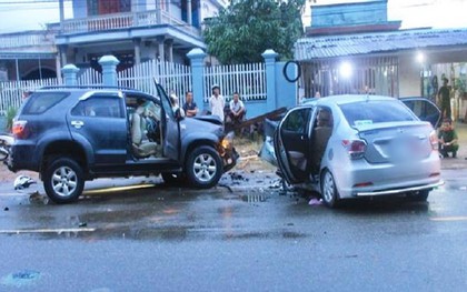Bà Rịa-Vũng Tàu: 2 ô tô dập nát sau khi đối đầu trực diện, 8 người thương vong