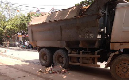 Vĩnh Phúc: Va chạm với xe ben trên đường đi bốc thuốc nam, hai vợ chồng tử vong thương tâm