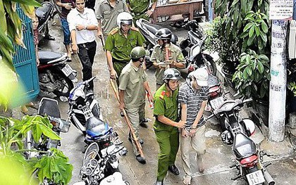 Thấy vợ đang đứng cùng trai lạ, chồng xách dao đuổi chém cả 2 trọng thương