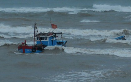 Nghệ An: 4 thuyền của ngư dân bị nhấn chìm trên biển do lốc xoáy