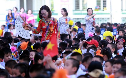 Ảnh: Khai giảng tại ngôi trường đông học sinh lớp 1 nhất Hà Nội