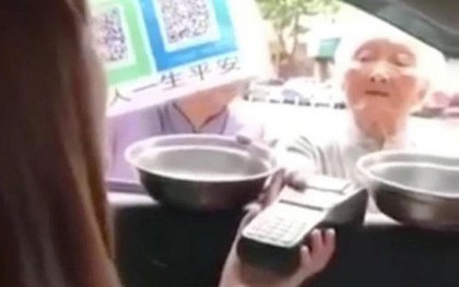 Ăn mày Trung Quốc chê tiền mặt, đòi khách qua đường quét mã QR và ví điện tử