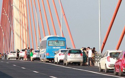 Ảnh: Đùa giỡn tử thần, nhiều người vô ý thức dừng xe chụp ảnh trên cầu Bạch Đằng