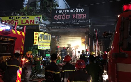 Cháy cửa hàng phụ tùng ô tô ở Sài Gòn, cảnh sát dùng vòi rồng dập lửa tránh cháy lan