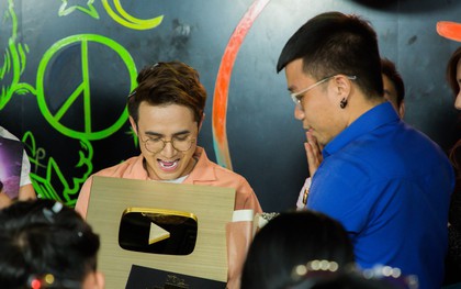 Huỳnh Lập bất ngờ nhận được nút vàng YouTube cho series 4 tỷ "Ai Chết Giơ Tay" tại Stand by Star