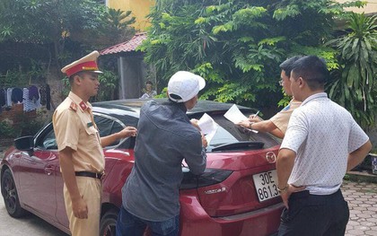 Vụ tài xế ô tô Mazda rú ga, đánh võng ngược chiều trên phố Hà Nội: Công an đến tận nhà đưa tài xế và phương tiện về trụ sở