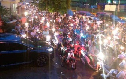 Nhiều tuyến phố Thủ đô tê liệt vì ùn tắc, xe máy ô tô tràn lên vỉa hè để về nhà sau giờ tan tầm