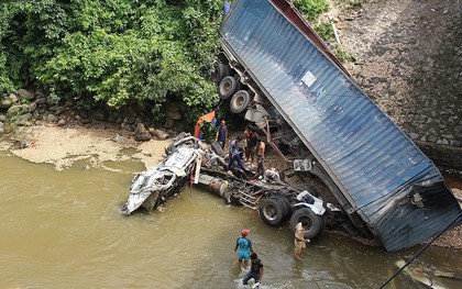 Húc tung lan can cầu, container lao xuống suối