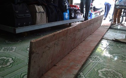 Cốt pha rơi thủng cửa hàng, suýt trúng đầu nhân viên