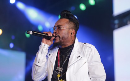 Clip: Gặp sự cố âm thanh gần nửa bài, thành viên Black Eyed Peas vẫn biểu diễn cực hăng trên sân khấu countdown tại TP.HCM