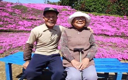 Lặng lẽ 2 năm trời trồng cả vườn hoa an ủi người vợ mù lòa, tình yêu của cụ ông này làm ai cũng phải rơi lệ