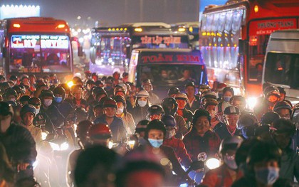 Sài Gòn kẹt xe kinh hoàng, khói bụi mịt mù trong ngày cuối cùng của kỳ nghỉ Tết Dương lịch