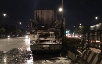 Sài Gòn: Xe container bốc cháy ngùn ngụt, tài xế đạp cửa thoát thân