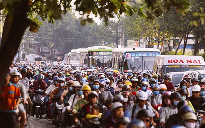 Nhiều ngả đường đổ về trung tâm Sài Gòn kẹt xe dữ dội trong ngày đi làm đầu năm mới 2018
