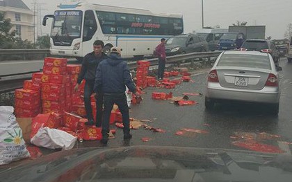 Công an Hà Nội vào cuộc xác minh việc xe chở Coca gặp nạn trên cao tốc, hai tài xế taxi xông vào "hôi của"