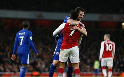 Arsenal hòa kịch tính Chelsea nhờ bàn thắng ở phút bù giờ