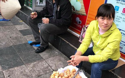 Hà Nội: Bắt giữ nam thanh niên đánh giày cấu kết người phụ nữ "chặt chém" khách nước ngoài 4 chiếc bánh rán 80.000VND trên phố Cổ