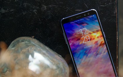 "Đập hộp" Galaxy A8 (2018): Có gì mới trong bộ sản phẩm cận cao cấp chính hãng Samsung?