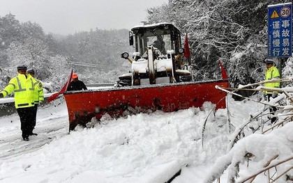 Ảnh: Trung Quốc chống chọi với tuyết lạnh rơi dày cản trở giao thông