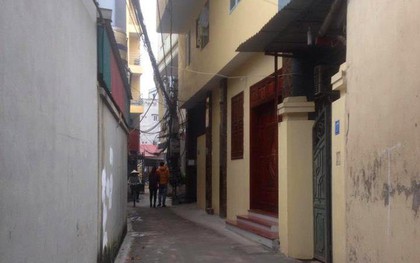 Người thân đau đớn ngất lịm khi đến nhận thi thể nam thanh niên treo cổ tự tử trong phòng trọ bạn gái ở Hà Nội