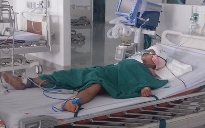 Đang bế em, bị đạn bắn xuyên thái dương