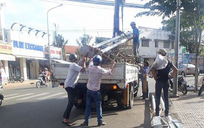 Công trình đèn hoa sập giữa đường, nhiều người may mắn thoát nạn