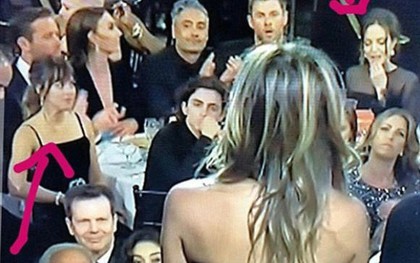 Khoảnh khắc thú vị: Angelina phản ứng khi vợ cũ Brad Pitt xuất hiện, sao "50 Sắc Thái" tò mò liếc sang theo dõi
