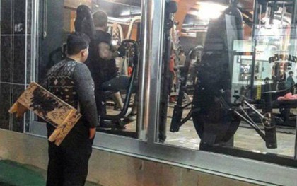 Chú bé đánh giày đứng ngoài phòng gym, người chủ phòng tập quyết định làm điều khiến bao người xúc động