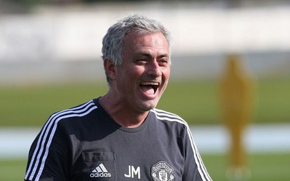 Mourinho sút thị phạm, cầu thủ Man Utd cười hết cỡ ở Dubai
