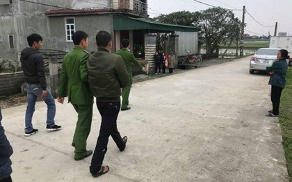 Người dân ùn ùn kéo nhau đến xem thực nghiệm hiện trường cảnh nghịch tử đánh gãy xương cha ruột