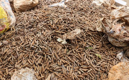Cận cảnh gần 6 tấn đầu đạn trong vườn nhà dân ở Hưng Yên