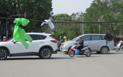 Hết hồn với mớ dây điện vắt ngang đường như thòng lọng