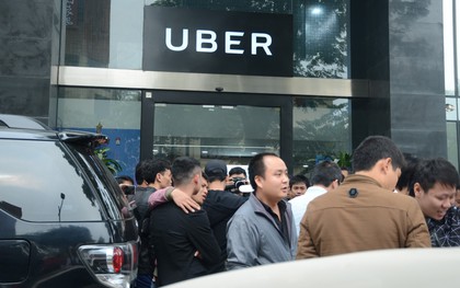 Hàng trăm tài xế Grab, Uber lũ lượt kéo về trụ sở ở Hà Nội để đình công yêu cầu giảm chiết khấu, giao thông hỗn loạn
