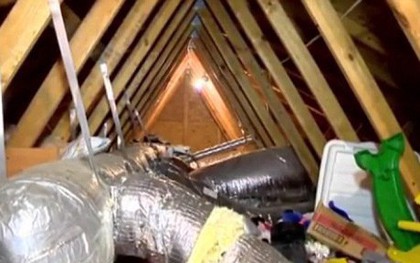 Nửa đêm nghe tiếng động lạ, người mẹ kinh hãi phát hiện bạn trai cũ cách đây 12 năm trốn trên gác mái